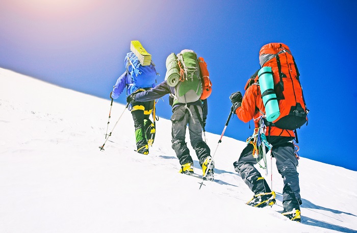 Drei Bergsteiger auf Schneehang