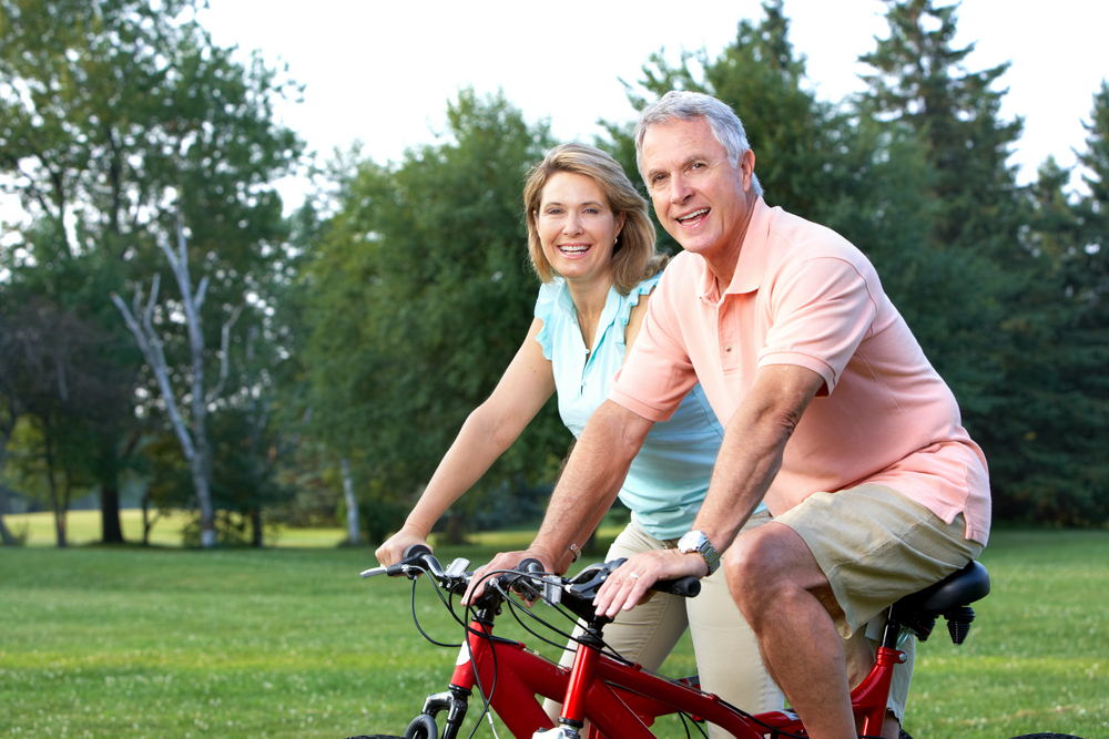 Mann und Frau mittleren Alters auf Fahrrädern